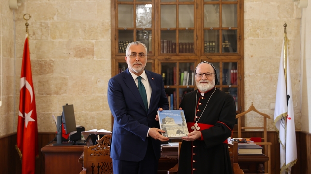 Çalışma ve Sosyal Güvenlik Bakanı Işıkhan, Mardin'de Deyrulzafaran Manastırı'nı ziyaret etti