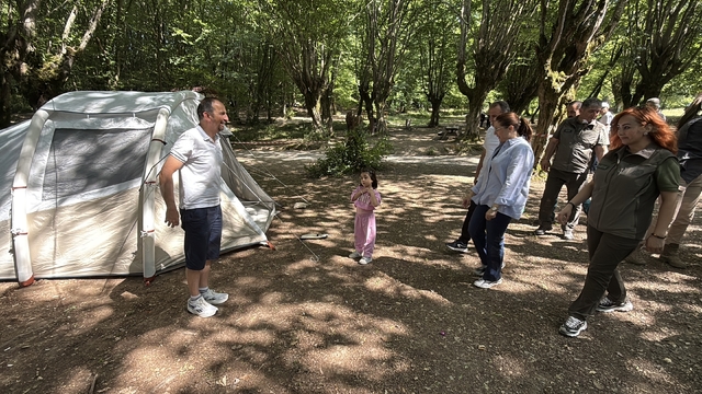 Babalar, çocukları ile çadır kurup kamp yaptı