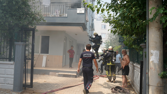 Tartıştığı arkadaşı ile onun ağabeyinin dairelerini ateşe verdi
