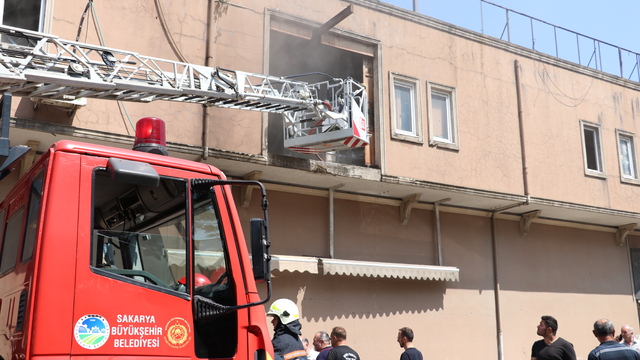 Sakarya'da iş yerinde çıkan yangın söndürüldü