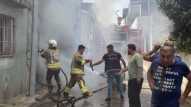 Müstakil evde çıkan yangın bitişiğindekine de sıçradı