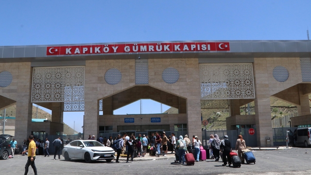 Hava sahası kapandı, Van-İran sınırında kara yolu trafiği başladı