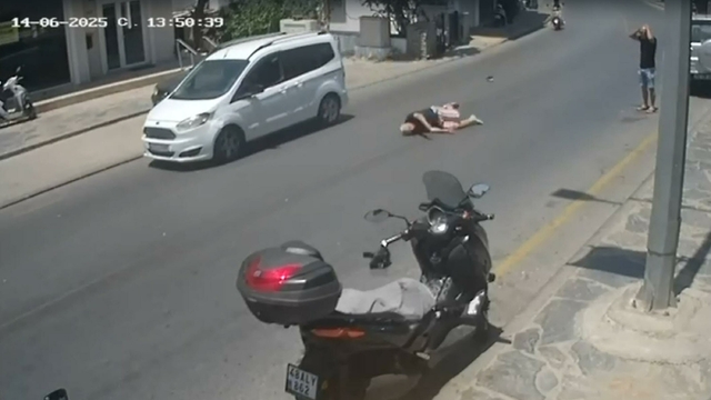 Bodrum'da hafif ticari aracın çarptığı yaya yaralandı; kaza kamerada