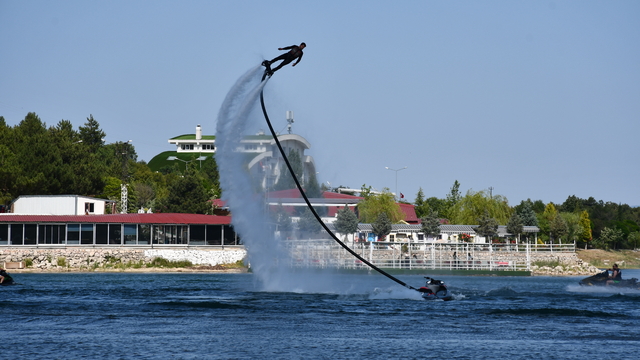 Bilecik'te flyboard gösterisi yapıldı