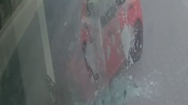 Adana'da otomobil, ayakkabı mağazasına daldı; kaza kamerada