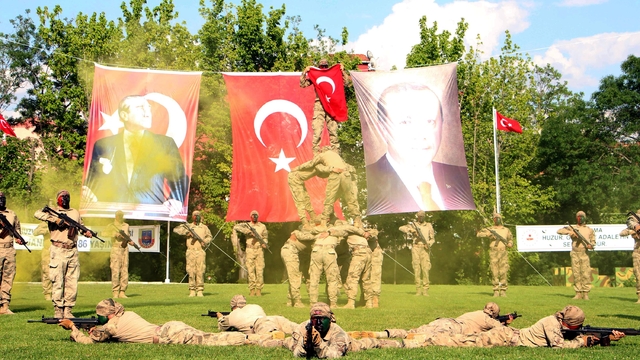 Edirne'de jandarma komandoların gösterisi ilgiyle izlendi