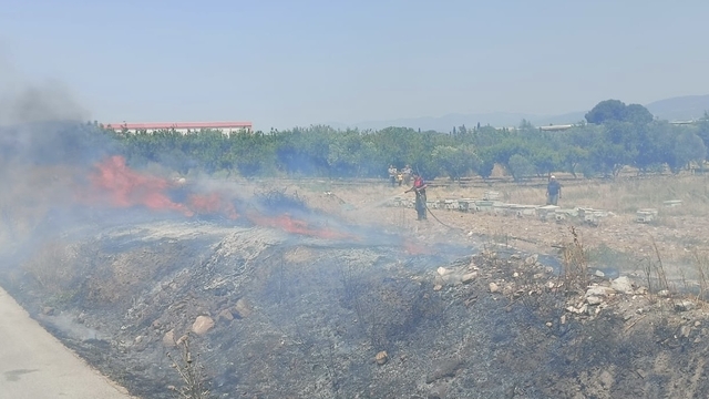 İzmir'de boş arazide çıkan yangın kontrol altına alındı
