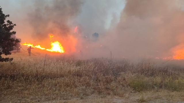 Çanakkale'de tarım arazisinde çıkan yangına müdahale ediliyor