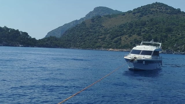 Fethiye açıklarında sürüklenen teknedeki 2 kişi kurtarıldı