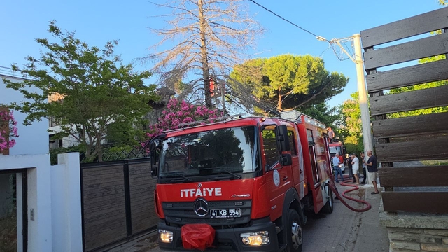 Kocaeli'de 2 katlı müstakil ev yandı