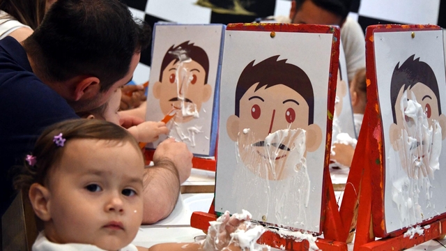 Kitabevinin 'babalar günü' etkinliğinde, çocuklar babalarıyla oyunlar oynadı