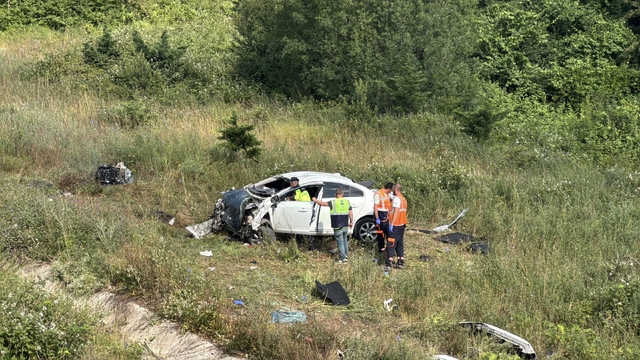 Kuzey Marmara Otoyolu'nun Kocaeli kesiminde şarampole devrilen araçtaki 8 kişi yaralandı