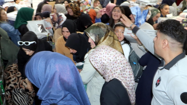 AVM'de indirim izdihamı