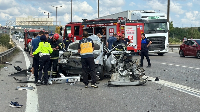 Anadolu Otoyolu'nun Kocaeli kesiminde otobüsle çarpışan otomobildeki 3 kişi yaralandı