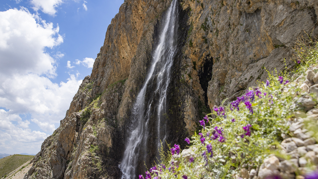 Tunceli'deki Kırkmerdiven Şelaleleri yaz sezonunda turizmi hareketlendiriyor