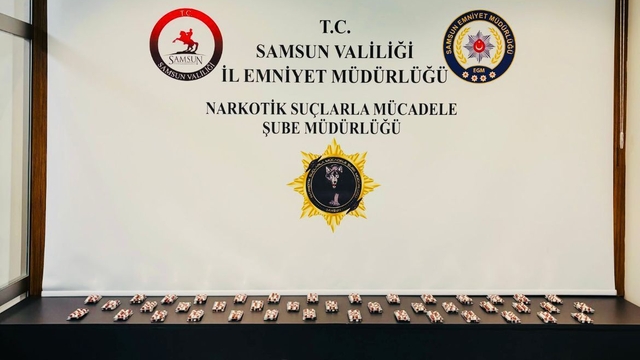 Samsun'da uyuşturucu operasyonunda 2 bin 300 sentetik ecza ele geçirildi