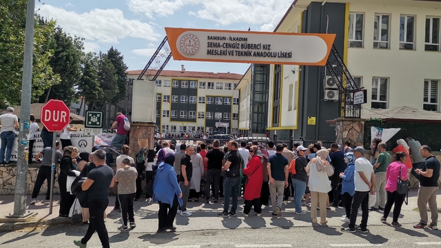 Samsun'da LGS heyecanı; çocuklar sınavda, aileler de dışarıda terledi