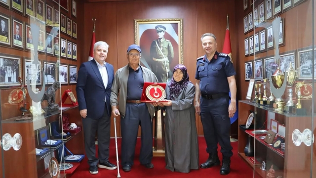 Burdur'da yaşlı çift arazilerini jandarmaya bağışladı