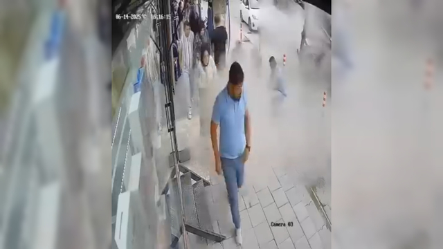 Malatya'da iş makinesi yüklü TIR'ın lastiğinin patlaması kamerada