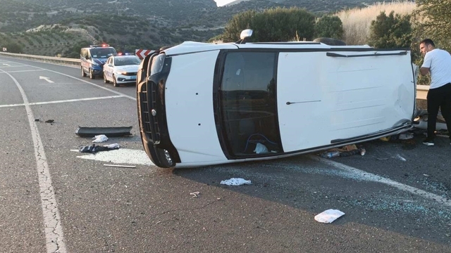 Uşak'ta devrilen hafif ticari araçtaki 1 kişi öldü, 4 kişi yaralandı