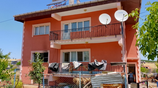 Uşak'ta evde çıkan yangında 3 kişi dumandan etkilendi