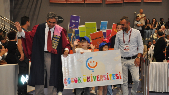 Anadolu Üniversitesinde 7'den 77'ye mezunlar için tören düzenlendi