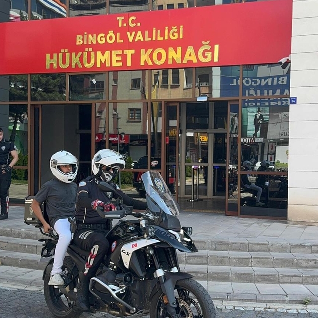 Bingöl'de polis ekipleri öğrencileri LGS sınavına yetiştirdi
