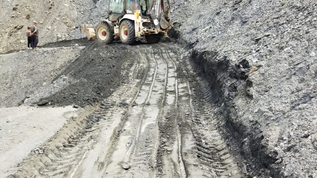 Mersin'de bozulan dağ yolları onarılıyor