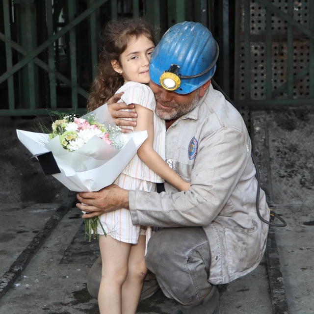 Zonguldak'ta çocuklar Babalar Gününü maden ocağının önünde kutladı