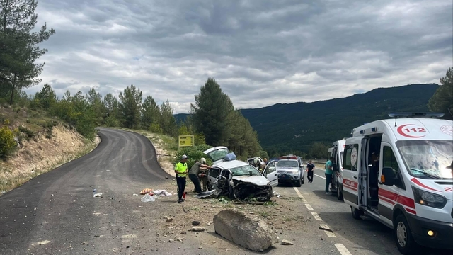 Karabük'te menfeze çarpan otomobildeki 1 çocuk öldü, 3 kişi yaralandı