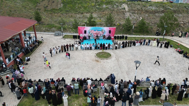 Bayburt'ta "1. Kuşburnu Çiçeği Festivali" gerçekleştirildi