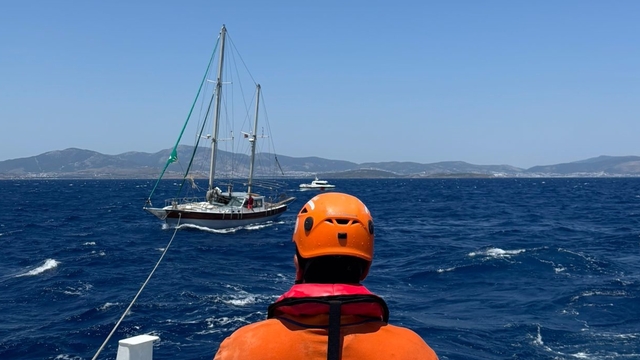 Bodrum açıklarında sürüklenen teknedeki 2 kişi kurtarıldı