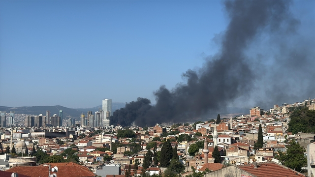 İzmir'de depoda çıkan yangına müdahale ediliyor