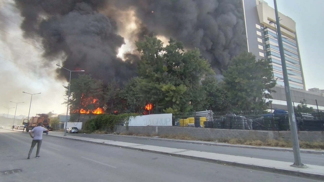 Plastik fabrikasının deposunda yangın çıktı; dumanların sardığı hastanedeki hastalar tahliye edildi (2)- Yeniden
