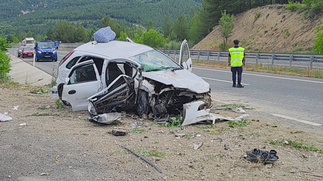 Otomobil menfeze çarptı: 1 ölü, 3 yaralı