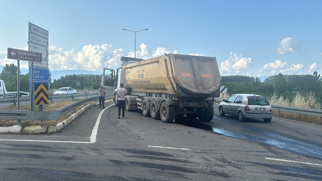Düzce'de bariyer ve beton bloklara çarpan tırın sürücüsü yara almadan kurtuldu