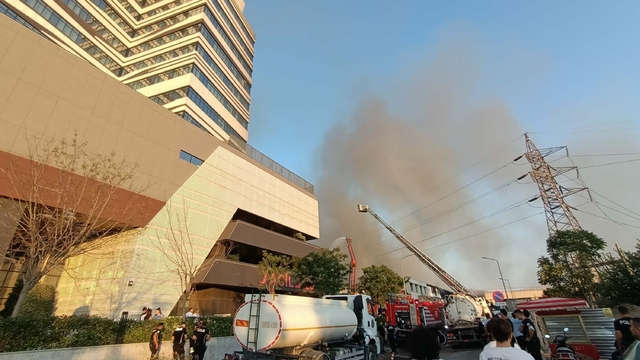 Plastik fabrikasının deposunda yangın çıktı; dumanların sardığı hastanedeki hastalar tahliye edildi (3)