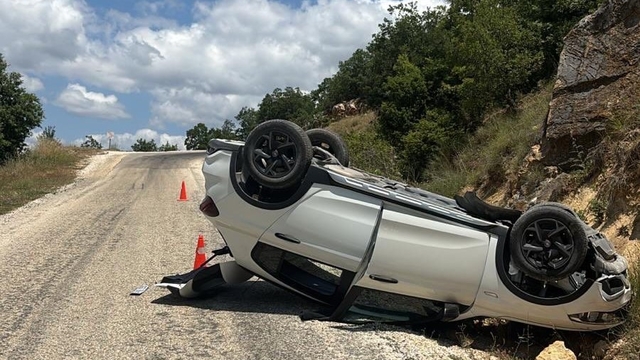 Bilecik'te devrilen otomobilde 2 kişi yaralandı