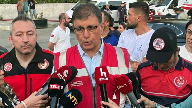 Plastik fabrikasının deposunda yangın çıktı; dumanların sardığı hastanedeki hastalar tahliye edildi (4)