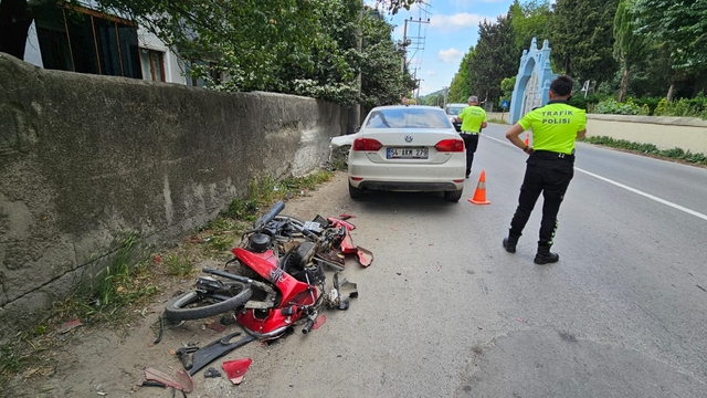 Sapanca'da otomobil ile çarpışan motosikletin sürücüsü yaralandı