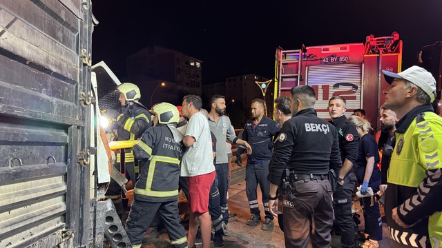 Kocaeli'de yön tabelasına çarpan kamyonetin sürücüsü yaralandı