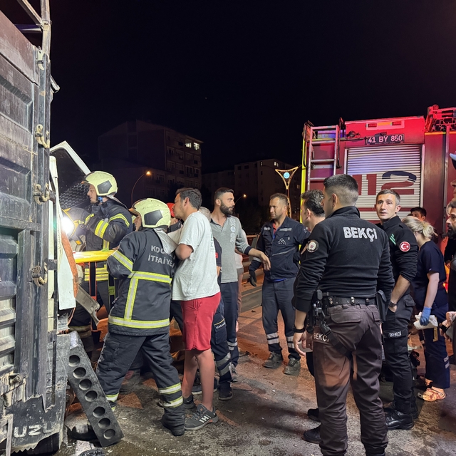 Kocaeli'de yön tabelasına çarpan kamyonetin sürücüsü yaralandı