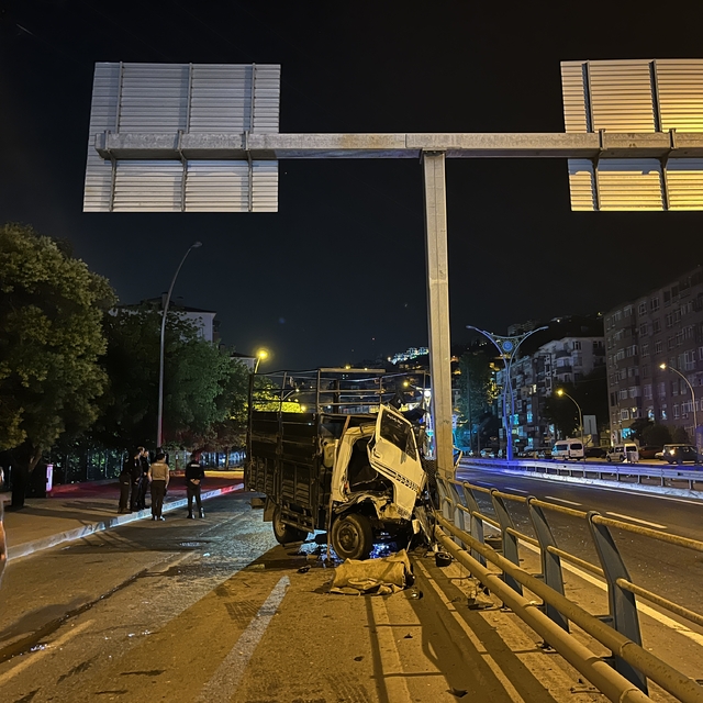 Kocaeli'de, tabela direğine çarpan kamyonun şoförü yaralandı