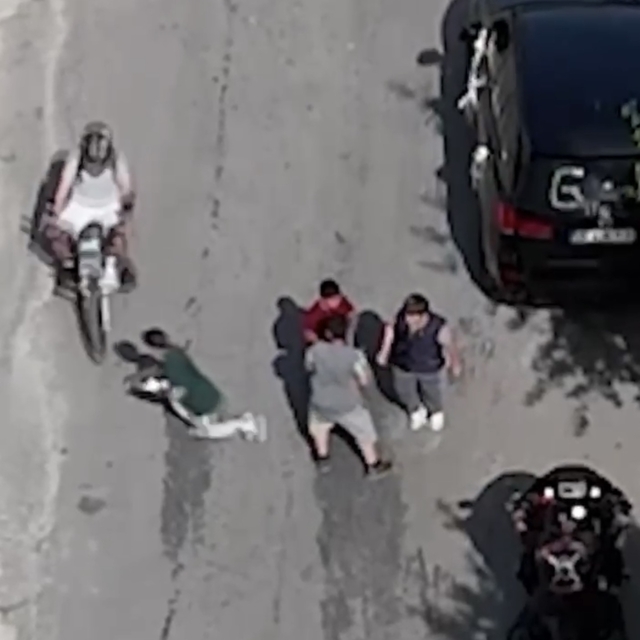 Düğün konvoyunun önünü kesmek isteyen çocuğa motosiklet çarptı; o anlar dro...