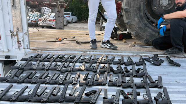 TIR'daki traktöre gizlenmiş 420 ruhsatsız tabanca ele geçirildi; şoför tutuklandı