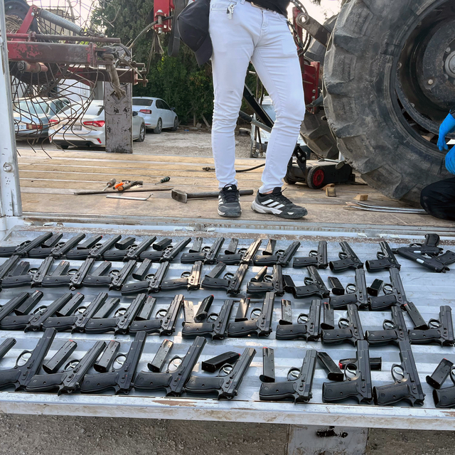 TIR'daki traktöre gizlenmiş 420 ruhsatsız tabanca ele geçirildi; şoför tutu...