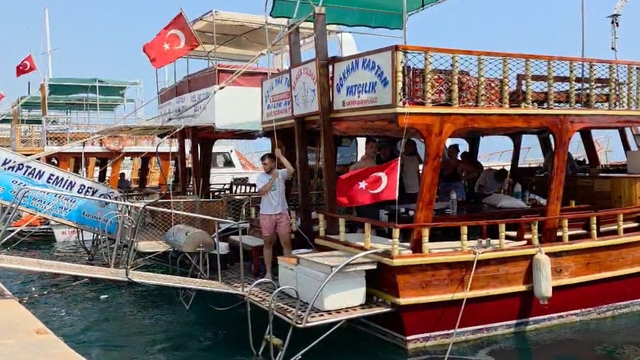 Açıkta yakalanan köpek balıklarının görüntüleri sosyal medyada paylaşıldı, turizmciler mağdur oldu