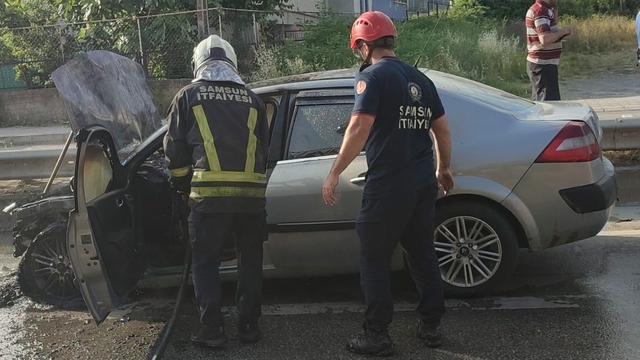 Samsun'da seyir halinde alev alan otomobil kullanılamaz hale geldi