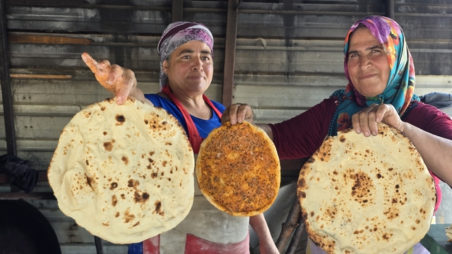 Depremzede kadınların tandır mesaisi; ekmeklerini ateşten çıkarıyorlar
