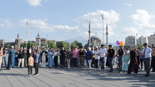 Kampanyası tamamlanan SMA'lı Muhammed için valilik önünde kutlama